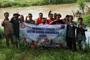 FajarPaper Dukung Pelestarian Lingkungan Dengan Giat Bersih Sungai Bersama REHAB Cikarang